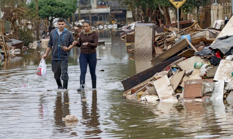 Porto Alegre (RS), 20/06/2024 - Moradores em rua alagada pela enchente no município de Eldorado do Sul. Foto: Bruno Peres/Agência Brasil