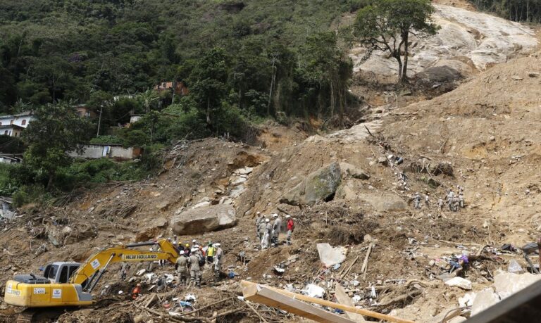 Equipes de resgate trabalham na busca por vítimas do deslizamento de terra no Morro da Oficina, dez dias após as chuvas em Petrópolis.