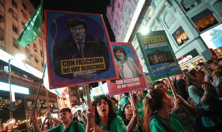 Protesto em Buenos Aires contra cortes no orçamento da educação
23/04/2024
REUTERS/Agustin Marcarian