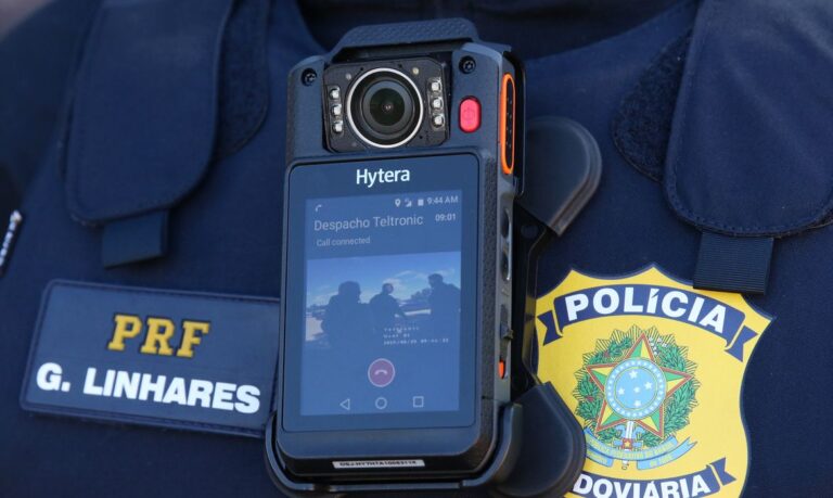 Brasília - 25/05/2023 - PRF - A Polícia Rodoviária Federal (PRF) apresenta o Projeto Estratégico Bodycams, que trata do conjunto de estudos do órgão, sob orientação do Ministério da Justiça e Segurança Pública (MJSP), para implementar o uso de câmeras corporais nos uniformes dos policiais.  Foto: Antônio Cruz/ Agência Brasil