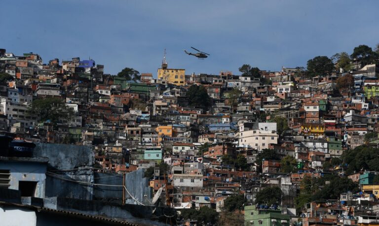 Rio de Janeiro - Policiais militares fazem operação na favela da Rocinha após guerra entre quadrilhas rivais de traficantes pelo controle da área.