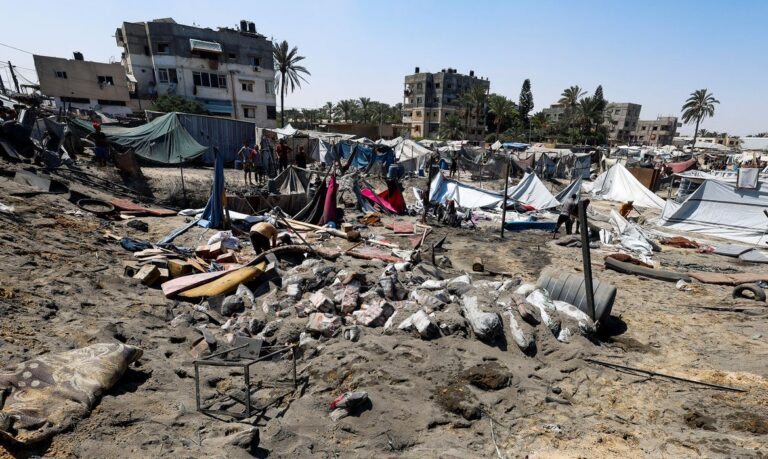 Gaza-14/07/2024 Rescaldo de um ataque israelense a um acampamento na área de Al-Mawasi em Khan Younis. Foto/REUTERS/Mohammed Salem