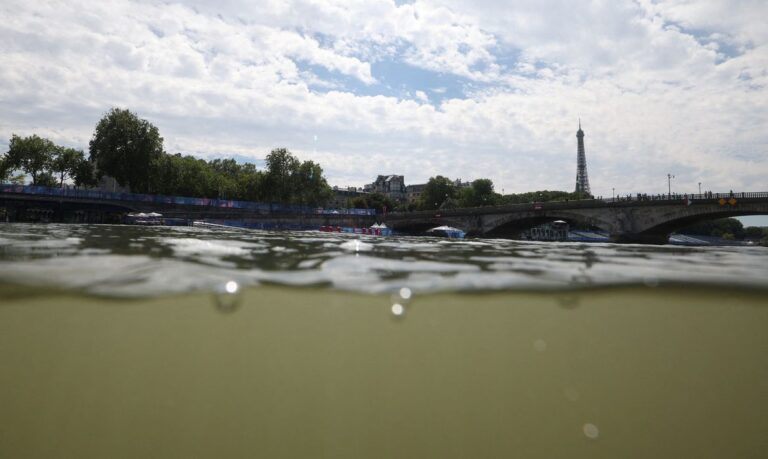 Vista da Torre Eiffel e rio Sena 
 28/7/2024    Reuters/Kai Pfaffenbach/Proibida reprodução