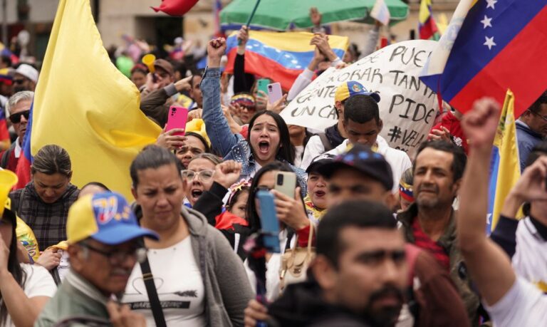 Venezuelans living in Colombia attend a protest in support for opposition amid the disputed Venezuelan presidential election, at the Plaza de Bolivar, in Bogota, Colombia August 3, 2024. Reuters/Nathalia Angarita/Proibida reprodução