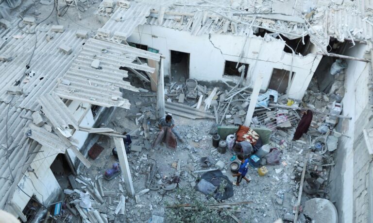 Palestinians inspect the site of an Israeli strike on a house, amid the Israel-Hamas conflict, in Deir Al-Balah in the central Gaza Strip, August 4, 2024. Reuters/Ramadan Abed/Proibida reprodução