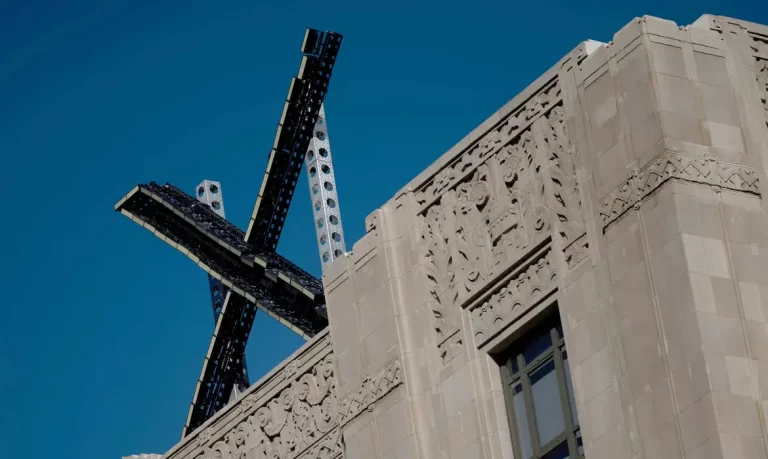 FILE PHOTO: 'X' logo is seen on the top of the headquarters of the messaging platform X, formerly known as Twitter, in downtown San Francisco, California, U.S., July 30, 2023.  Reuters/Carlos Barria/Proibida reprodução