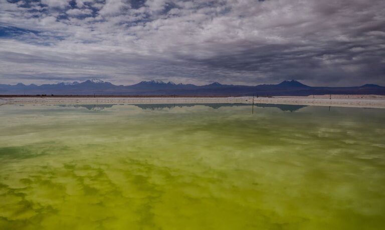 Uma piscina de salmoura reflete nuvens em uma mina de lítio no salar do Atacama, perto da área de San Pedro de Atacama, região de Antofagasta, Chile
04/05/2023. 
REUTERS/Ivan Alvarado