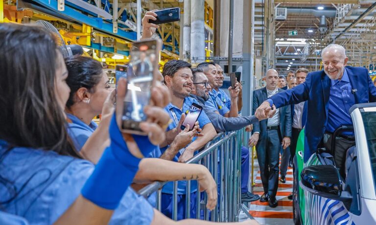 São José dos Pinhas (PR), 15.08.2024 - Presidente da República, Luiz Inácio Lula da Silva, durante visita à Fábrica da Renault. Foto: Ricardo Stuckert/PR