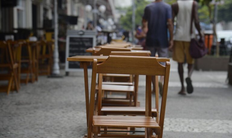 Bares e restaurantes de Botafogo ficam vazios na hora do almoço, no Rio de Janeiro.