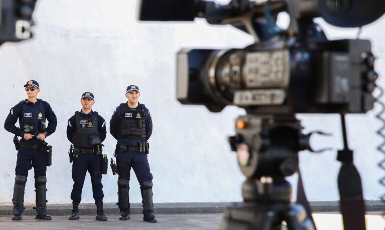 Brasília (DF) 18/08/2023 - Policiais militares fazem segurança durante visita do governador do Distrito Federal, Ibaneis Rocha, fna cerimonia de 50 anos da Terracap. PGR e PF cumprem mandados de prisão contra cúpula da PM do DF; 7 militares estão presos, Agentes da PF cumprem 7 mandados de prisão e 5 de busca e apreensão. Outros membros e ex-membros da cúpula da PMDF também são alvos da operação.
Foto: Antônio Cruz/Agência Brasil