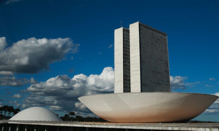 A cúpula  maior, voltada para cima, abriga o Plenário da Câmara dos Deputados.