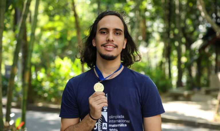 Rio de Janeiro (RJ), 23/08/2024 – O estudante de matemática da Pontifícia Universidade Católica do Rio de Janeiro (PUC-Rio), vencedor da medalha de ouro na Olimpíada Internacional de Matemática 2024, Miguel Batista, no campus da instituição, na zona sul da capital fluminense. Foto: Tomaz Silva/Agência Brasil