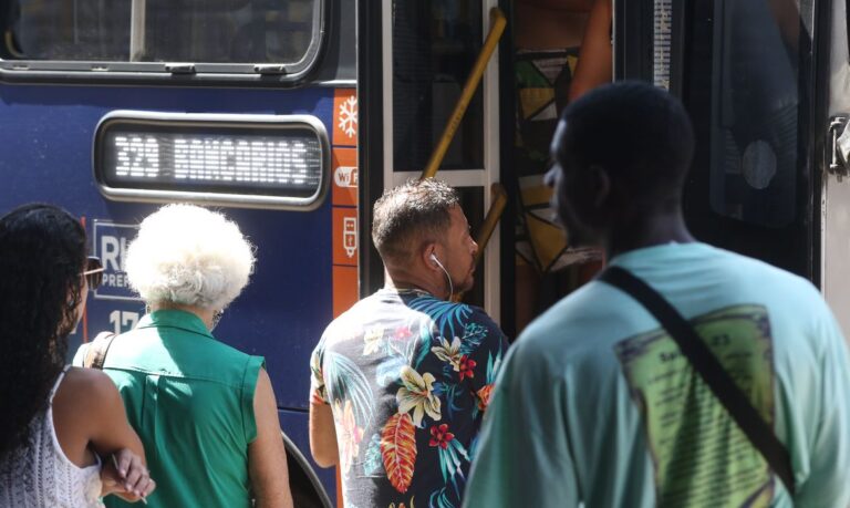 Transporte público após a liberação do uso de máscaras em lugares fechados pela prefeitura do Rio de Janeiro.