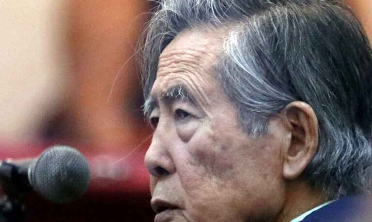 FILE PHOTO: Former President of Peru Alberto Fujimori attends a trial as a witness at the navy base in Callao, Peru March 15, 2018. Picture taken through a window. REUTERS/Mariana Bazo/direitos reservados