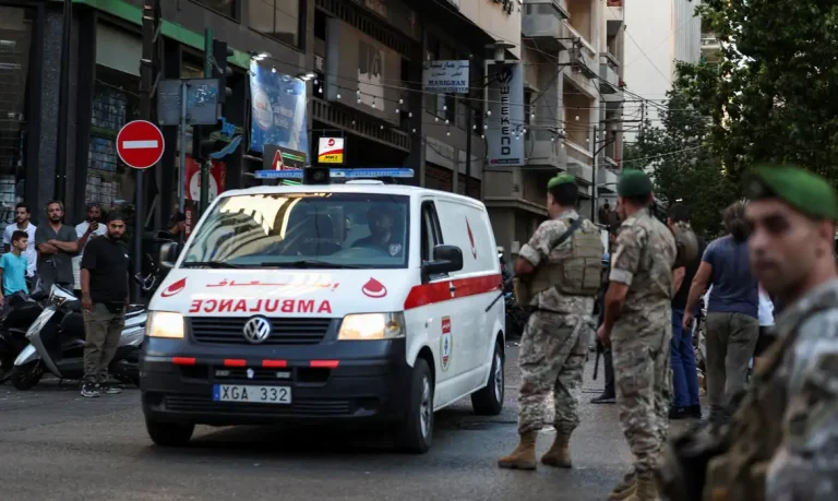 An ambulance arrives to American University of Beirut Medical Center (AUBMC) as more than 1,000 people, including Hezbollah fighters and medics, were wounded when the pagers they use to communicate exploded across Lebanon, according to a security source, in Beirut, Lebanon September 17, 2024. Reuters/Mohamed Azakir/Proibida reprodução