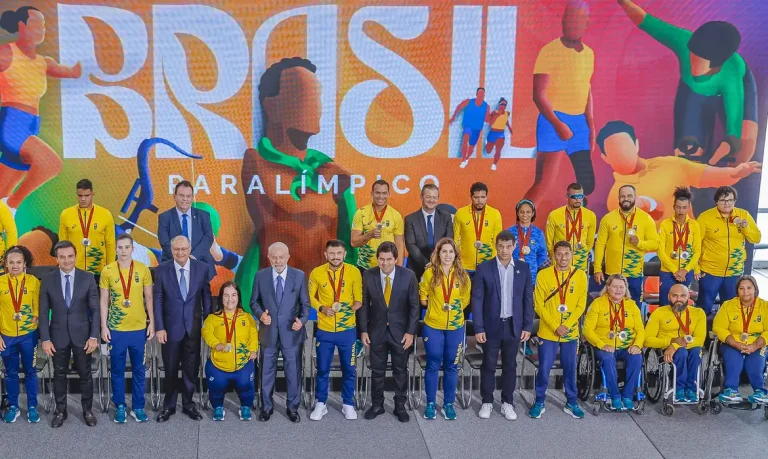 Brasília (DF), 17/09/2024 - Presidente da República, Luiz Inácio Lula da Silva, posa para fotografia com atletas paralímpicos, por ocasião dos Jogos Paralímpicos de Paris 2024, no Palácio do Planalto. Foto: Ricardo Stuckert/PR