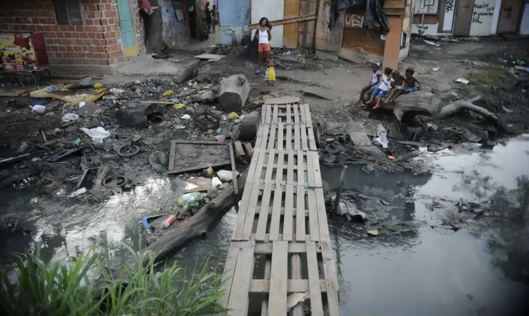 Rio de Janeiro - Moradores do Complexo da Maré vivem expectativa de mudanças sociais. Conjunto de barracos à beira de um canal conhecido como favelinha da Mc Laren (Fernando Frazão/Agência Brasil)