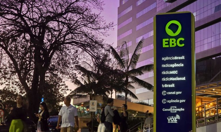 Brasília (DF), 26/04/2024 - Novo Totem da Empresa Brasil de Comunicação, EBC, em frente ao shopping Venâncio em Brasília.  Foto: Rafa Neddermeyer/Agência Brasil