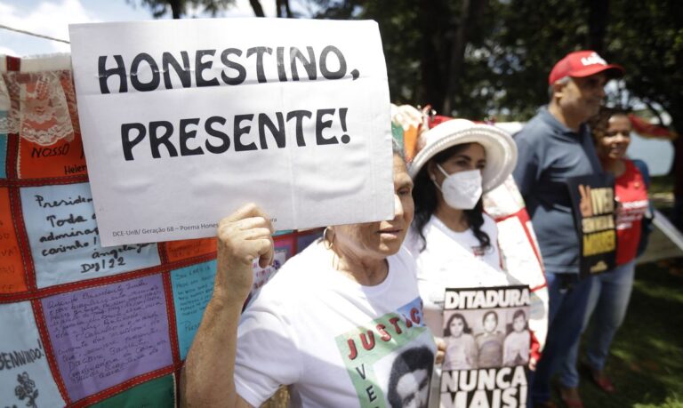 Brasília 27/03/2023 -   Ato na Ponte que se chamava Costa e Silva e passou a se chamar Honestino Guimarães na semana de luta pela Democracia, em homenagem aos mortos e desaparecidos políticos na Ditadura. 
Foto: Joédson Alves/Agência Brasil