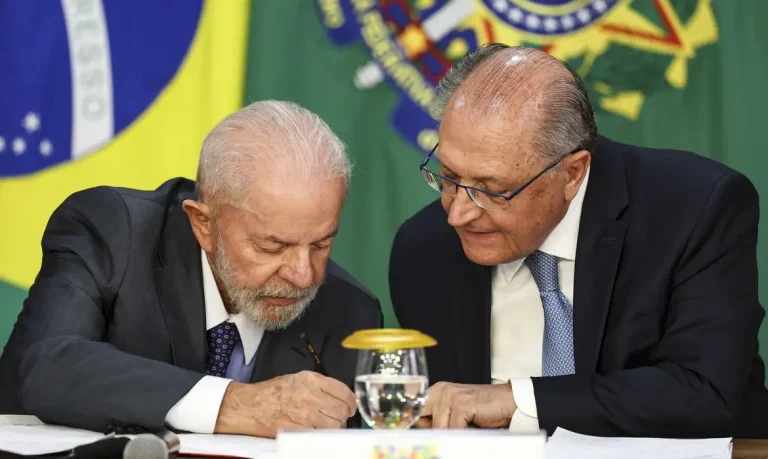 Brasília (DF), 17/09/2024 - O presidente Luiz Inácio Lula da Silva e o vice-presidente, Geraldo Alckmin, participam da assinatura de convênio entre o Sebrae e a Agência Brasileira de Promoção de Exportações e Investimentos (ApexBrasil), no Palácio do Planalto. Foto: Marcelo Camargo/Agência Brasil