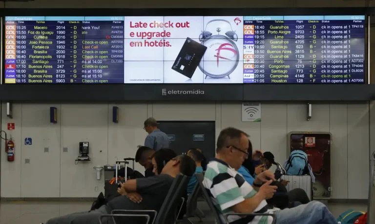 Rio de Janeiro (RJ), 02/10/2023 - Painel de voos do Aeroporto Internacional Tom Jobim, no Galeão, após migração de rotas operadas no Aeroporto Santos Dumont. Foto: Fernando Frazão/Agência Brasil