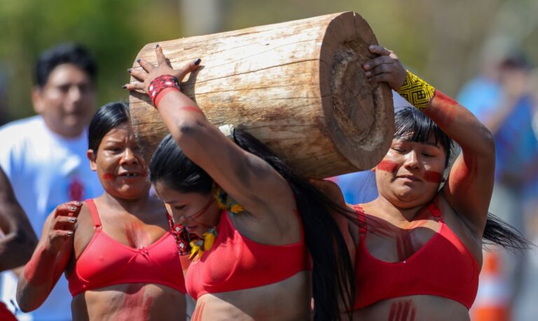 Brasília, DF 15/09/2024 Em alusão ao Dia do Cerrado, mulheres dos povos Timbira e Xavante promoveram uma Corrida da Toras no Eixão do Lazer, na Asa Norte.  Foto: Fabio Rodrigues-Pozzebom/ Agência Brasil