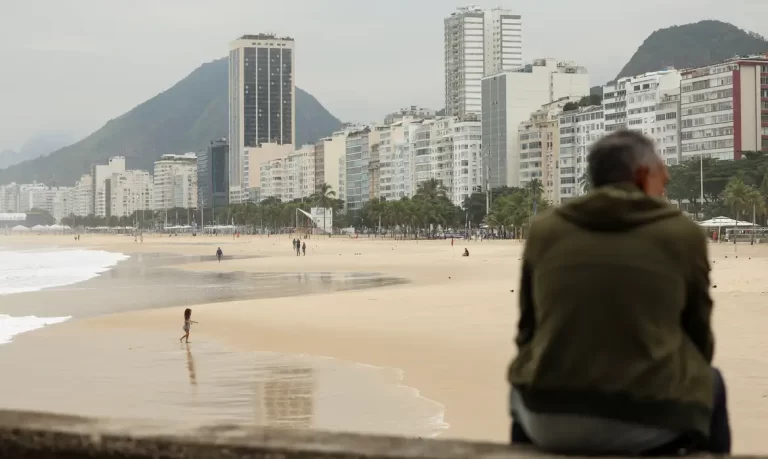 Rio de Janeiro (RJ), 01/07/2024 – Ressaca e frio marcam início da semana no Rio. Foto: Tomaz Silva/Agência Brasil