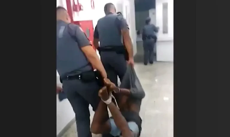 São Paulo (SP), 04/06/2023 -  Policiais militares amarraram um suspeito de furto pelas mãos e pelos pés e o arrastaram e carregaram como um animal. O caso ocorreu no dia 04/06, na Vila Mariana, em São Paulo. Foto: Reprodução TV