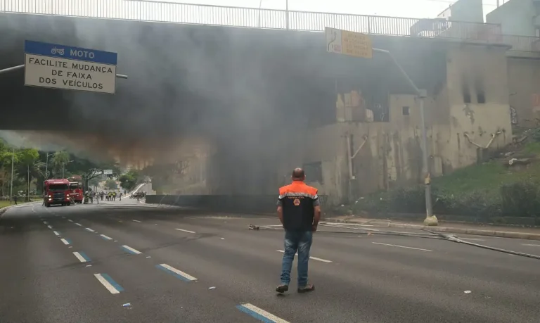 São Paulo (SP), 19/09/2024 - Incêndio atinge viaduto na 23 de Maio. Foto: Gov SP/Divulgação