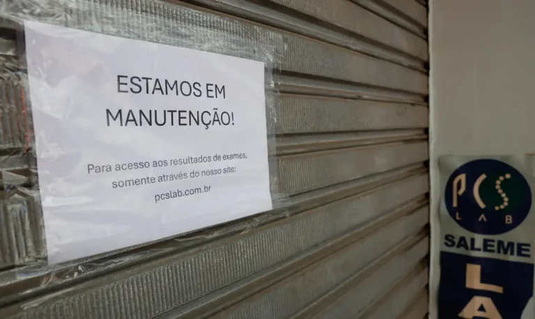 Nova Iguaçu (RJ) 12/10/2024 - A sede do PCS Lab Saleme, laboratório de análises clínicas interditado pela Anvisa para investigação da infecção de pacientes transplantados pelo vírus HIV, a partir de exames falso-negativos de doadores. Foto: Fernando Frazão/Agência Brasil