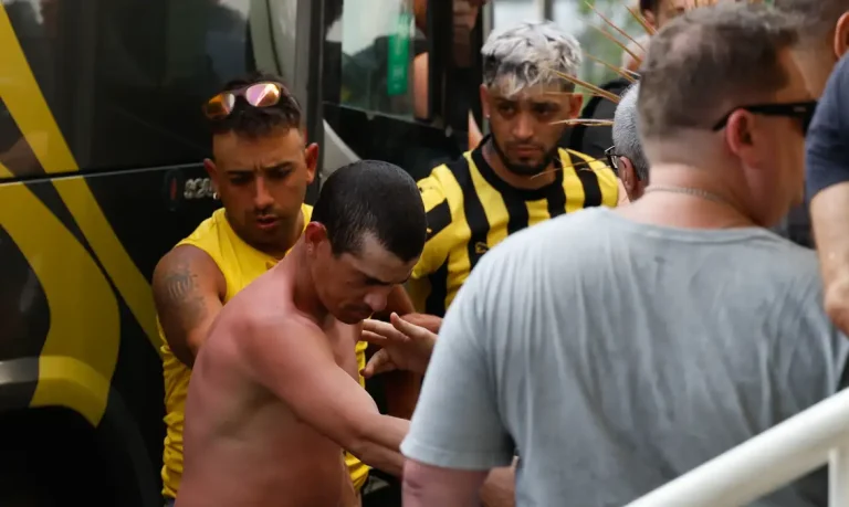 Rio de Janeiro (RJ) 23/10/2024 - Torcedores do time Peñarol, do Uruguai, envolvidos em confusão no Recreio dos Bandeirantes, são tradizos à Cidade da Polícia Civil. Foto: Fernando Frazão/Agência Brasil