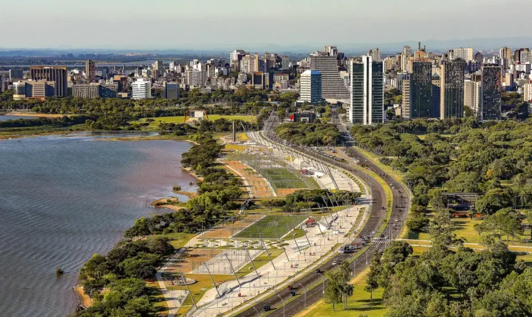 Porto Alegre, RS, Brasil 11/01/2022: A prefeitura publicou, no Diário Oficial do Município de Porto Alegre (Dopa) desta quarta-feira, 11, Edital de Chamamento Público para adoção dos canteiros centrais localizados na av. Edvaldo Pereira Paiva, nº 3001 ao nº 5380. Foto: Alex Rocha/PMPA