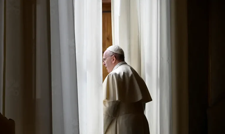 Papa Francisco olha pela janela no Palácio Apostólico no Vaticano