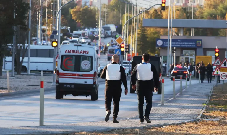 Operação policial na sede da Tusas em Ancara
 23/10/2024    Reuters/Stringer/Proibida reprodução