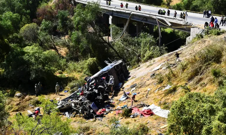 Authorities work on the site of a passenger bus accident where several people died and others were injured while travelling on a highway from Nayarit to Chihuahua, in Piedra Gorda, Mexico, October 26, 2024. Reuters/Edgar Chavez/Proibida reprodução