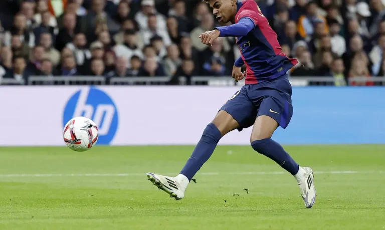 Soccer Football - LaLiga - Real Madrid v FC Barcelona - Santiago Bernabeu, Madrid, Spain - October 26, 2024
FC Barcelona's Lamine Yamal scores their third goal Reuters/Juan Medina/Proibida reprodução