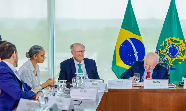 Brasília (DF), 15/10/2024 - Presidente da República, Luiz Inácio Lula da Silva, durante reunião com o Ministro da Justiça e Segurança Pública, Ricardo Lewandowski, e Ministra do Meio Ambiente e Mudança do Clima, Marina Silva, para envio do Projeto de Lei que aumenta as sanções penais para crimes ambientais, no Palácio do Planalto. Foto: Ricardo Stuckert/PR