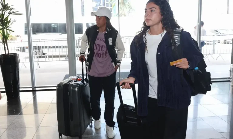 Angelina (na frente) e Adriana são as úlitmas a se apresentarem para amistosos da seleção brasileira feminina de futebol contra a Colômbia, em 23/10/2024