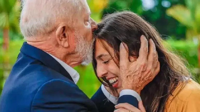 Presidente Lula beijando a cabeça da candidata Natália Bonavides / Foto: Reprodução - Redes sociais (instagram)