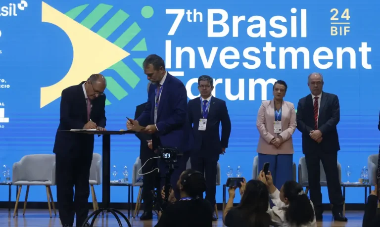 São Paulo (SP), 28/10/2024 - Vice-presidente da República e ministro do Desenvolvimento, Indústria, Comércio e Serviços, Geraldo Alckmin, com Morgan Doyle, gerente do BID na abertura do 7º Fórum Brasil de Investimentos (Brazil Investment Forum – BIF 2024) no  WTC. Foto: Paulo Pinto/Agência Brasil