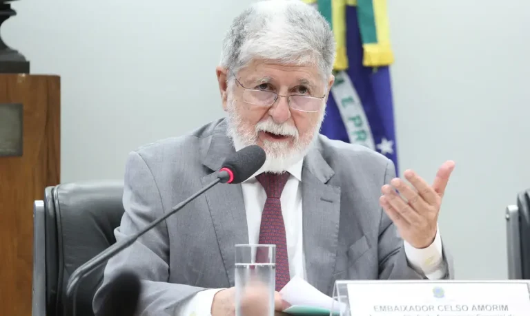 Brasília (DF), 29/10/2024 - Assessor-Chefe da Assessoria Especial do Presidente da República, Celso Amorim durante audiência na Comissão de Relações Exteriores e de Defesa Nacional da Câmara dos Deputados. Foto: Vinicius Loures/Câmara dos Deputados