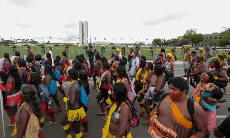 Brasília (DF) 30/10/2024 - Indigenas durante ato na Esplanada dos Ministérios pedindo demarcação dos seus territorios.
Foto: Bruno Spada/Câmara dos Deputados