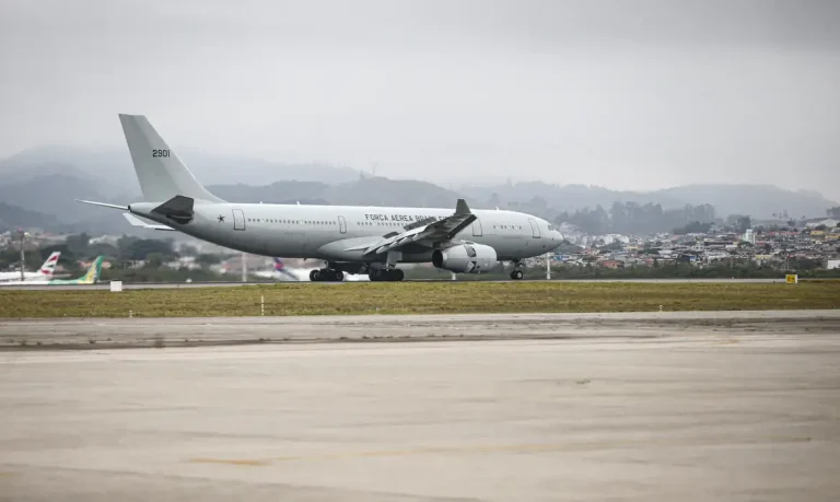 Guarulhos (SP) 19/10/2024  Brasileiros que estavam no Líbano, desembarcam do avião KC-30 da FAB,na Base Aérea de São Paulo  na Operação “Raizes do Cedro” em Guarulhos. Foto Paulo Pinto/Agencia Brasil