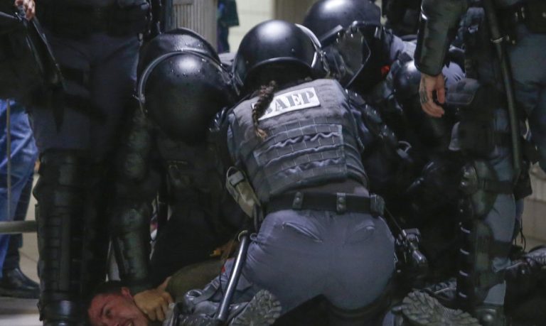 São Paulo (SP), 18/01/2023 - Manifestação no centro da cidade contra o aumento das tarifas do metrô,passe livre, CPTM e EMTU e contra as privatizações do governo Tarcísio. Policiais no Metro Republicas detém um cidadão. Foto: Paulo Pinto/Agencia Brasil