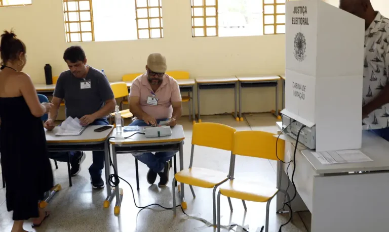 Valparaíso (GO), 06/10/2024 - Eleitores durante dia de votação nas eleições 2024. Foto: Bruno Peres/Agência Brasil