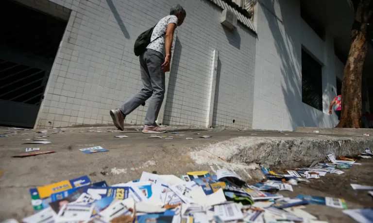 São Paulo (SP) 06/10/2024 - Movimentação de eleitores na 1ª Zona Eleitoral no bairro da  Bela Vista,  EMEF Celson Leite Ribeiro Filho. Foto Paulo Pinto/Agencia Brasil