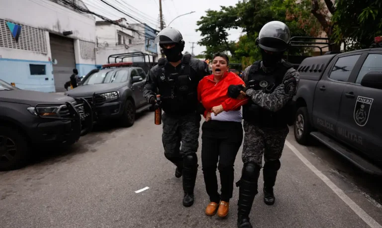 Rio de Janeiro (RJ), 19/10/2024 - Policiais militares atuam na retirada de manifestantes do Hospital Federal de Bonsucesso, na zona norte da cidade, para que nova direção assuma. Foto: Tânia Rêgo/Agência Brasil