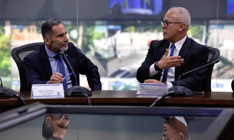 Rio de Janeiro (RJ), 29/10/2024 - O secretário Nacional de Segurança Pública, Mário Luiz Sarrubbo, se reuniu com o secretário de Segurança Pública do Rio de Janeiro, Victor dos Santos, no Centro Integrado de Comando e Controle (CICC), pós episódios de violência na capital fluminense. Foto: Tânia Rêgo/Agência Brasil