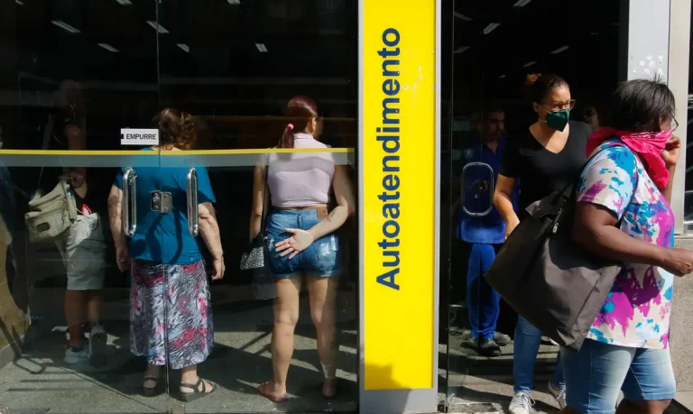 Filas se formam em frente a bancos e supermercados no Flamengo, zona sul da cidade