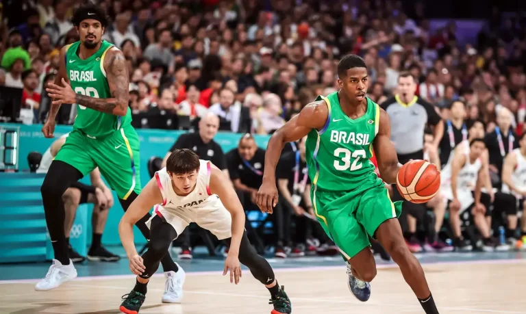 2024.08.02 - Jogos Olímpicos Paris 2024 - Lille - Basquete masculino - Brasil enfrenta o Japão na última partida da fase de grupos. Na imagem com a bola o atleta Georginho de Paula. - Foto: Gaspar Nóbrega/COB